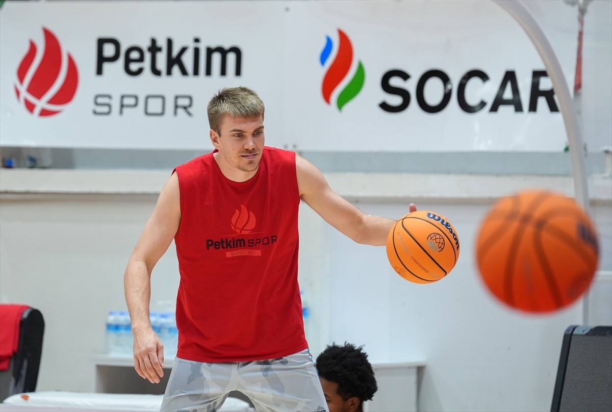 Türkiye Sigorta Basketbol Süper Ligi ekiplerinden Aliağa Petkimspor'un ABD'li oyuncusu Peyton...