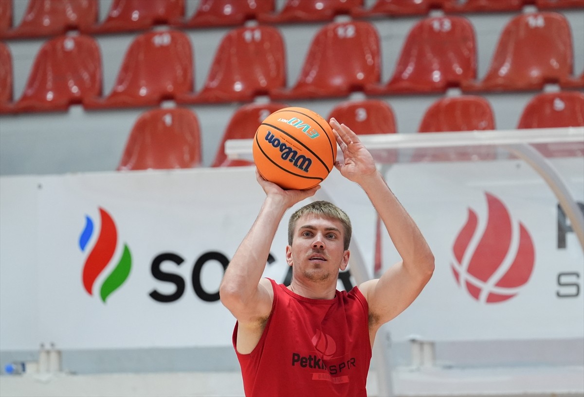 Türkiye Sigorta Basketbol Süper Ligi ekiplerinden Aliağa Petkimspor'un ABD'li oyuncusu Peyton...