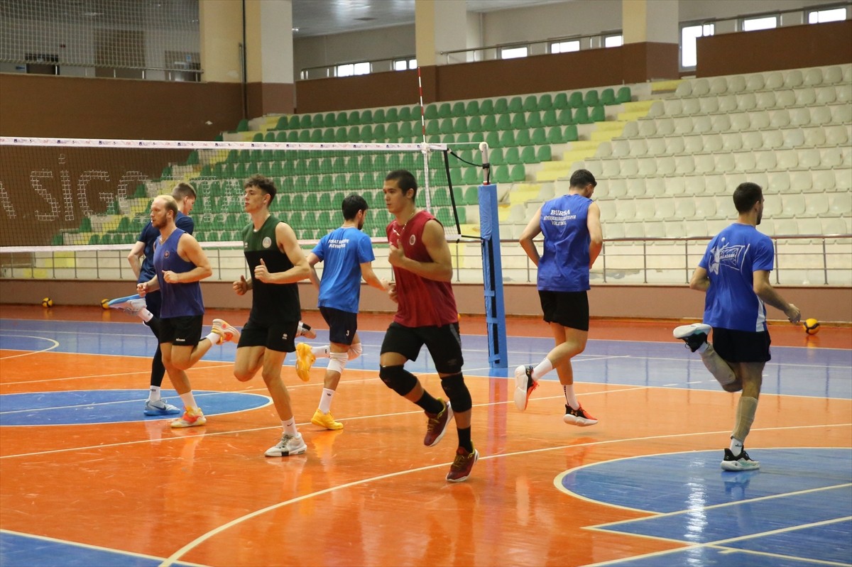 Voleybol Efeler Ligi ekibi Akkuş Belediyespor, yeni sezon hazırlıklarını Ünye'deki spor salonunda...