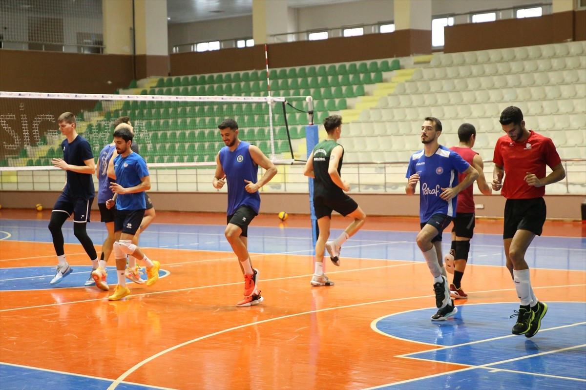 Voleybol Efeler Ligi ekibi Akkuş Belediyespor, yeni sezon hazırlıklarını Ünye'deki spor salonunda...