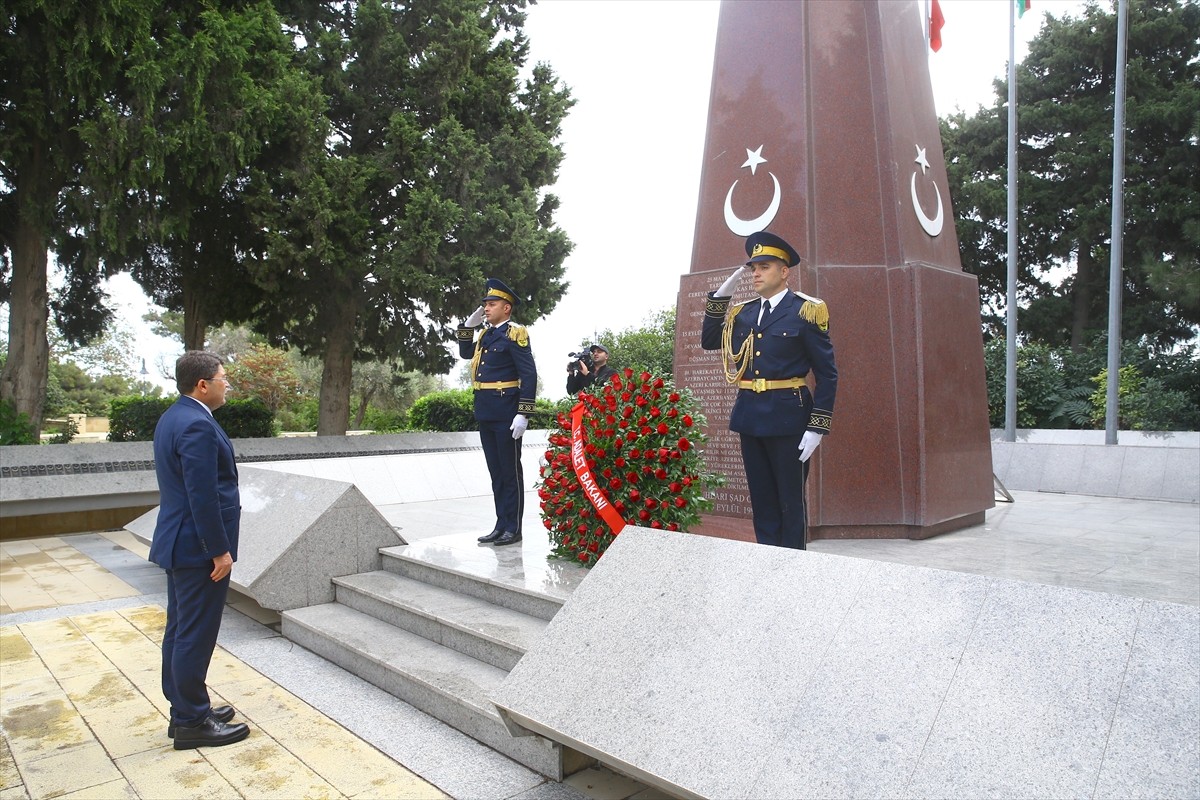 Adalet Bakanı Yılmaz Tunç, Bakü ziyareti kapsamında Azerbaycan'ın merhum Cumhurbaşkanı Haydar...