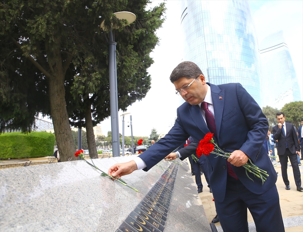 Adalet Bakanı Yılmaz Tunç, Bakü ziyareti kapsamında Azerbaycan'ın merhum Cumhurbaşkanı Haydar...