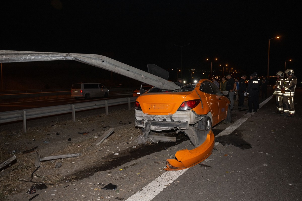 Ankara Çevre Yolu'nda bariyere çarpan taksinin sürücüsü yaşamını yitirdi. İhbar üzerine olay...