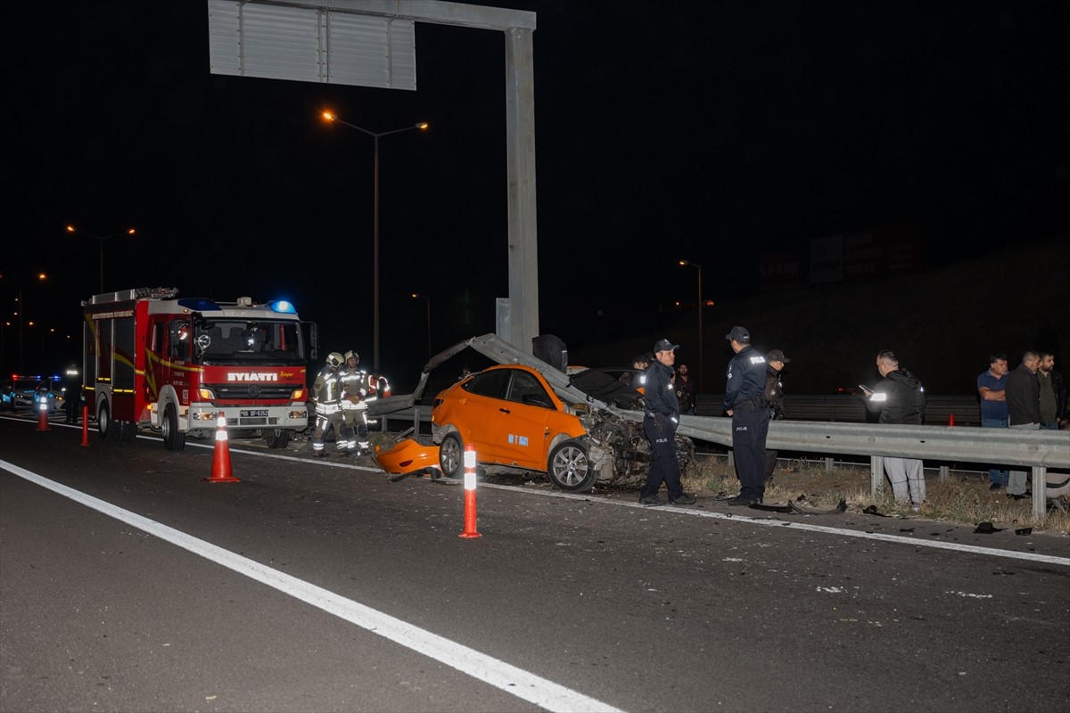 Ankara Çevre Yolu'nda bariyere çarpan taksinin sürücüsü yaşamını yitirdi. İhbar üzerine olay...