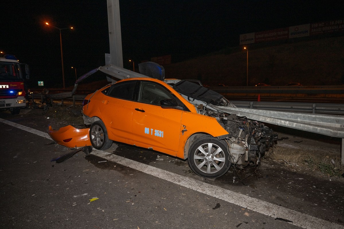 Ankara Çevre Yolu'nda bariyere çarpan taksinin sürücüsü yaşamını yitirdi. İhbar üzerine olay...