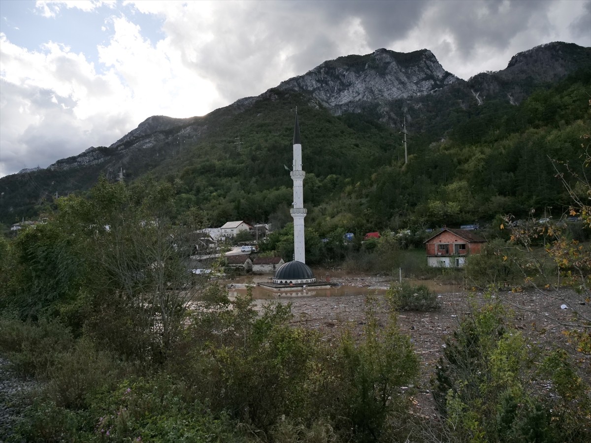 Bosna Hersek'te etkili olan şiddetli yağışların yol açtığı sellerde 18 kişi yaşamını yitirdi....