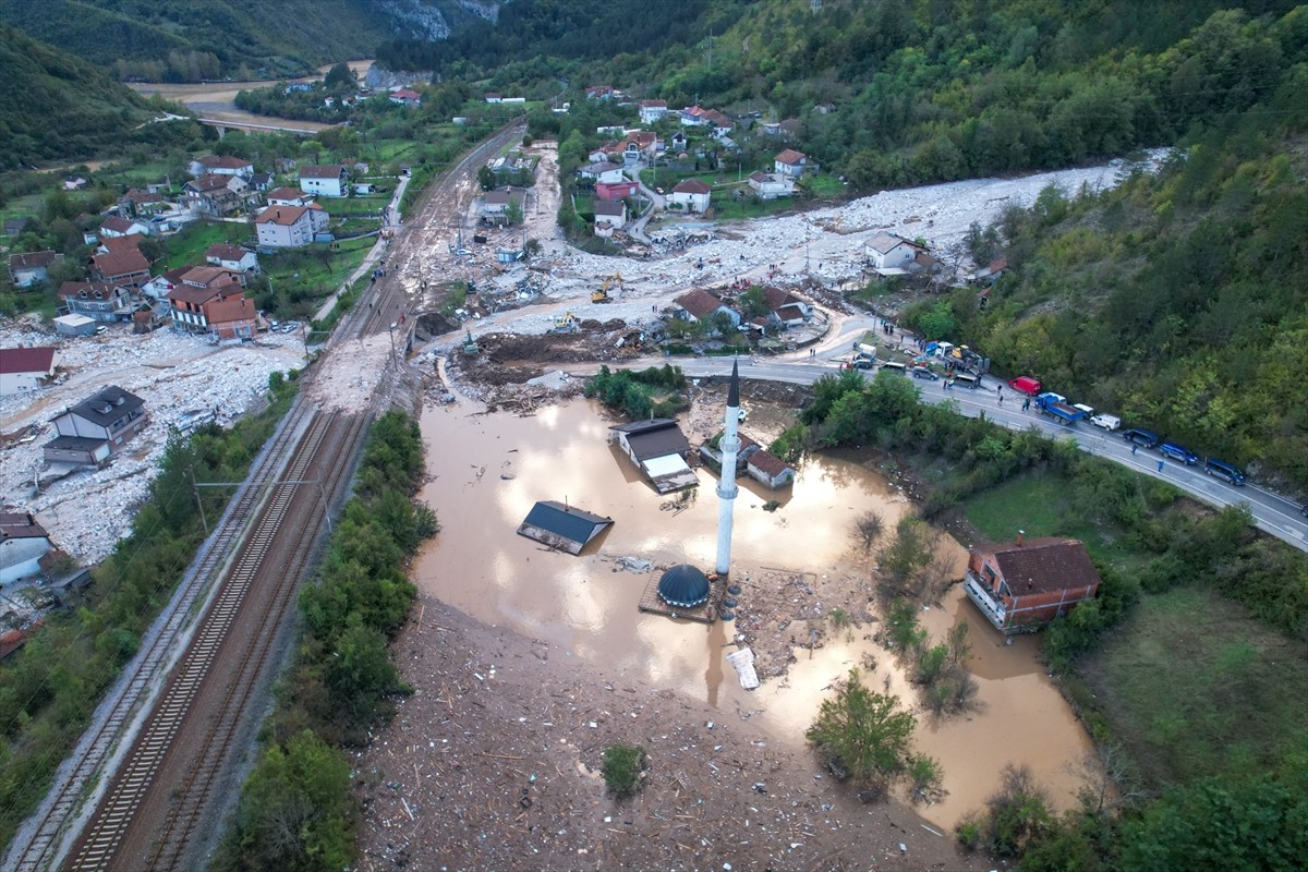 Bosna Hersek'te etkili olan şiddetli yağışların yol açtığı sellerde 18 kişi yaşamını yitirdi....