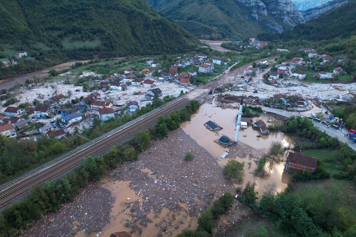 Bosna Hersek'te etkili olan şiddetli yağışların yol açtığı sellerde 18 kişi yaşamını yitirdi....