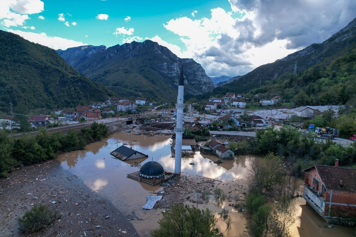 Bosna Hersek'te etkili olan şiddetli yağışların yol açtığı sellerde 18 kişi yaşamını yitirdi....