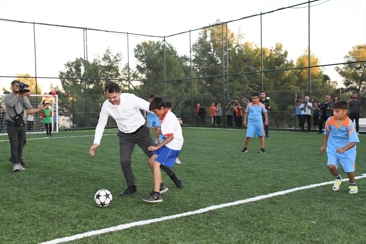 Çevre, Şehircilik ve İklim Değişikliği Bakanı Murat Kurum, Adıyaman ziyareti kapsamında çocuklarla...