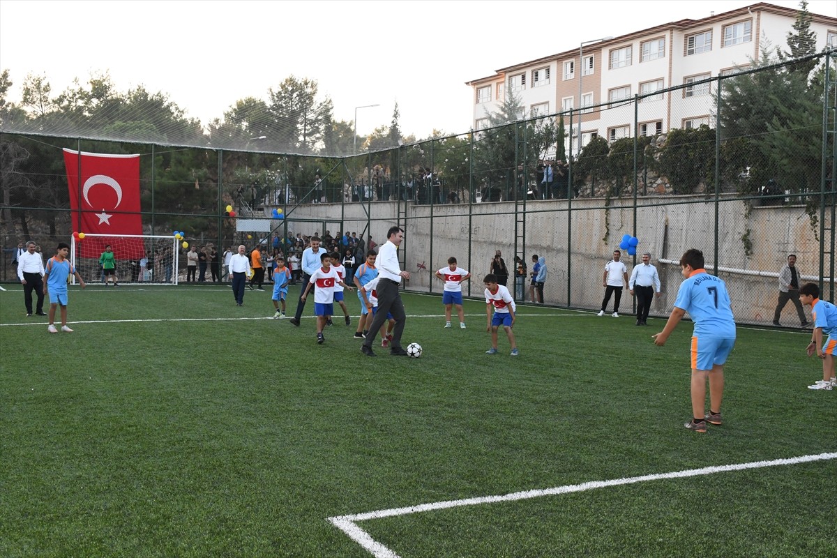 Çevre, Şehircilik ve İklim Değişikliği Bakanı Murat Kurum, Adıyaman ziyareti kapsamında çocuklarla...