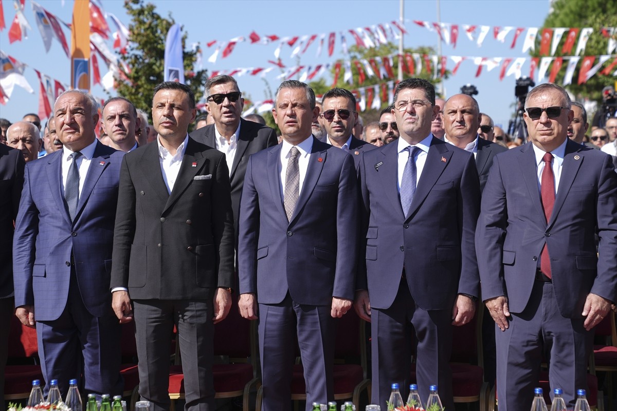 CHP Genel Başkanı Özgür Özel (ortada), "Çekmeköy Belediyesi Toplu Açılış ve Temel Atma Töreni"ne...