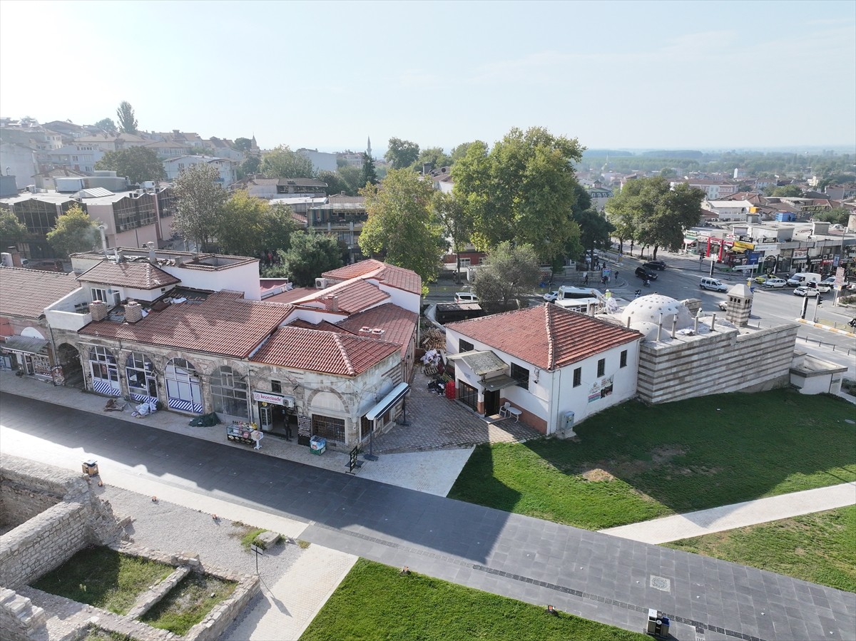 Edirne Selimiye Meydanı'ndaki Havlucular Hanı ve Mezit Bey Hamamı'nda restorasyon çalışmaları...