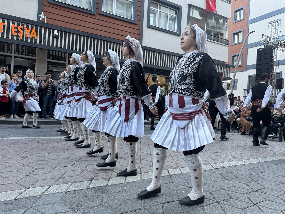 Gümüşhane'de 27. Kuşburnu, Pestil, Kültür ve Turizm Festivali düzenlendi. Festival kapsamında...