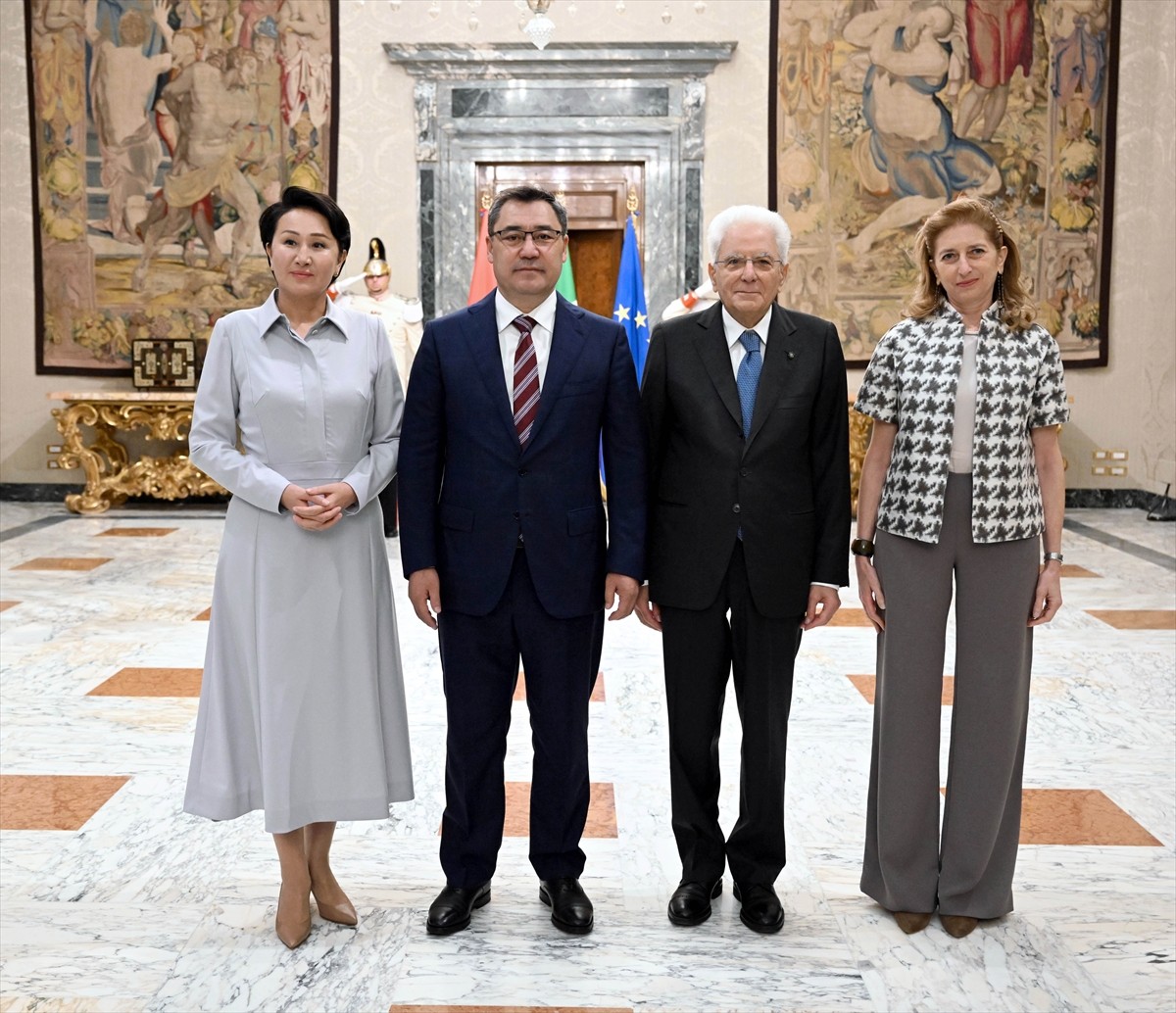 Kırgızistan Cumhurbaşkanı Sadır Caparov (sağda), Vatikan'da Devlet Başkanı Papa Franciscus (solda)...