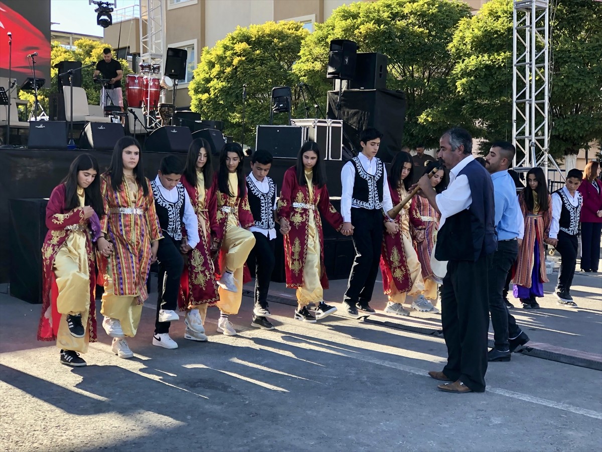 Kültür ve Turizm Bakan Yardımcısı Nadir Alpaslan (sağ 5), Kırşehir'in Çiçekdağı Belediyesince...