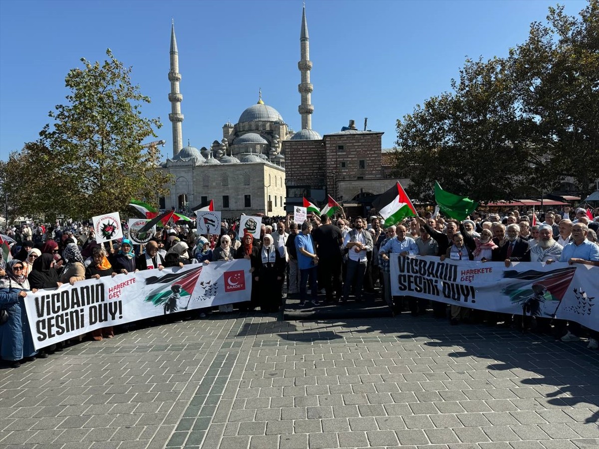 Saadet Partisi İstanbul İl Başkanlığı üyeleri, İsrail'in Filistin'e yönelik saldırılarını...