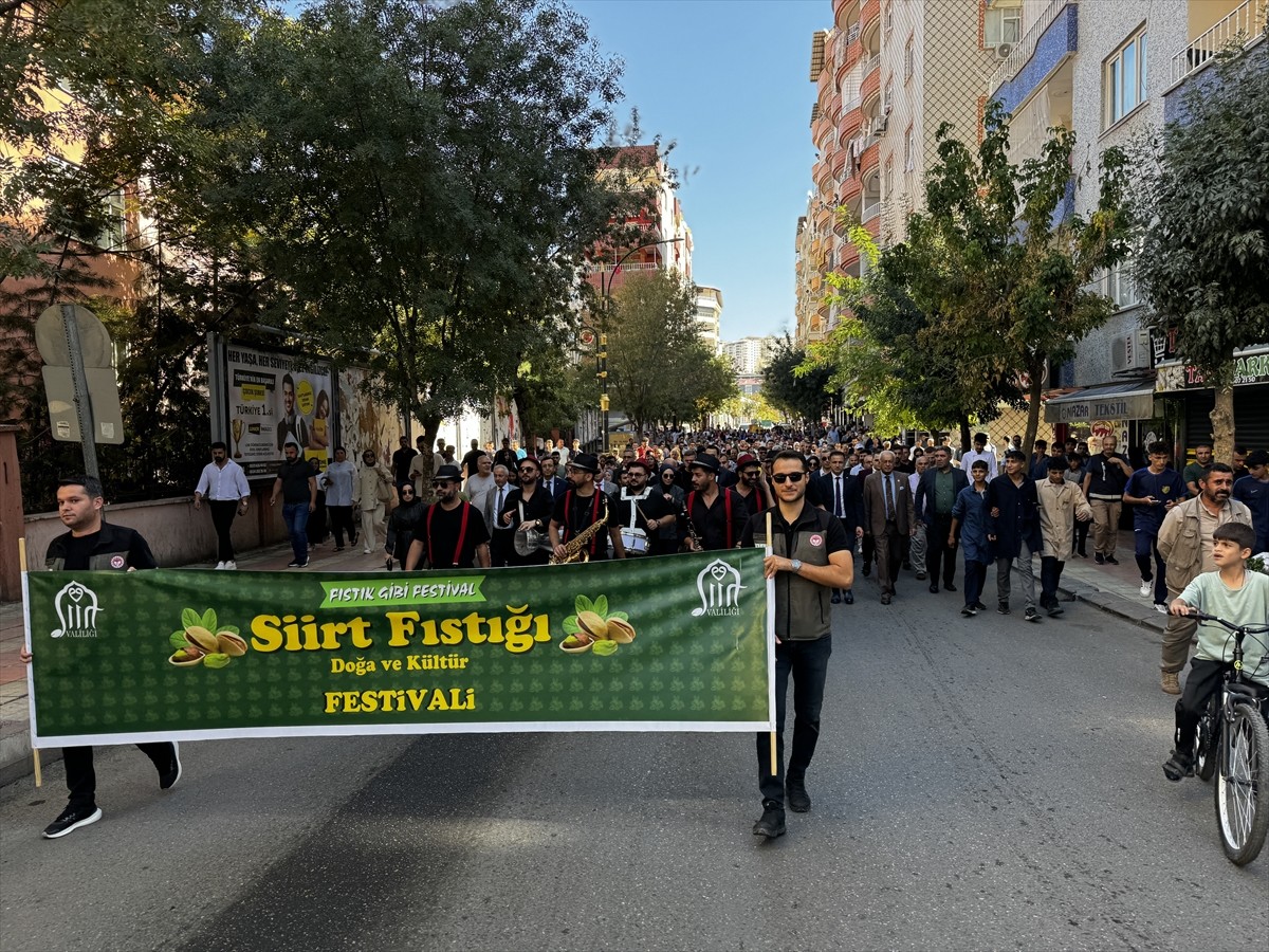 Siirt'te 2 gün sürecek "Siirt Fıstığı Doğa ve Kültür Festivali" törenle başladı. Valilik...