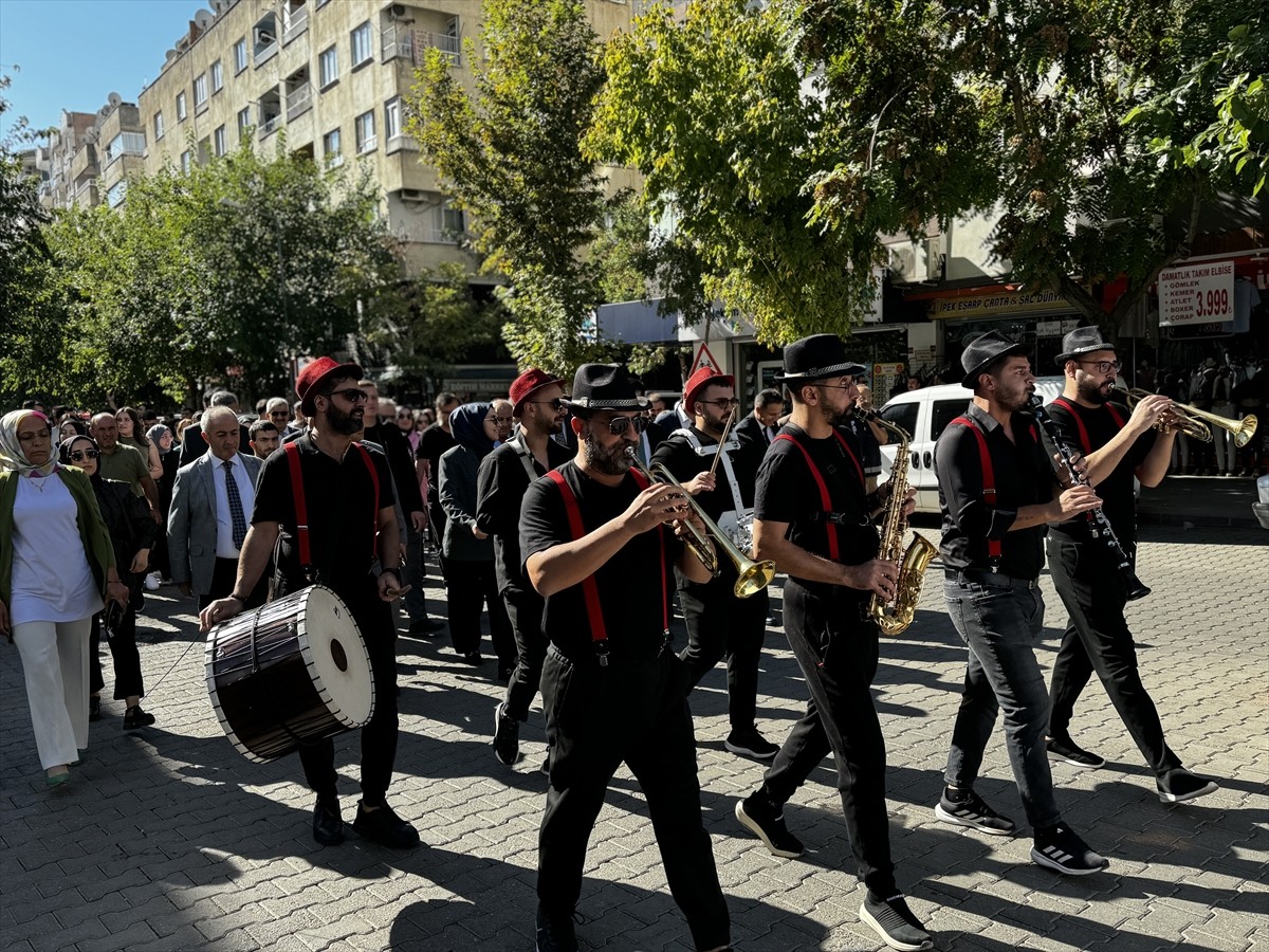 Siirt'te 2 gün sürecek "Siirt Fıstığı Doğa ve Kültür Festivali" törenle başladı. Valilik...