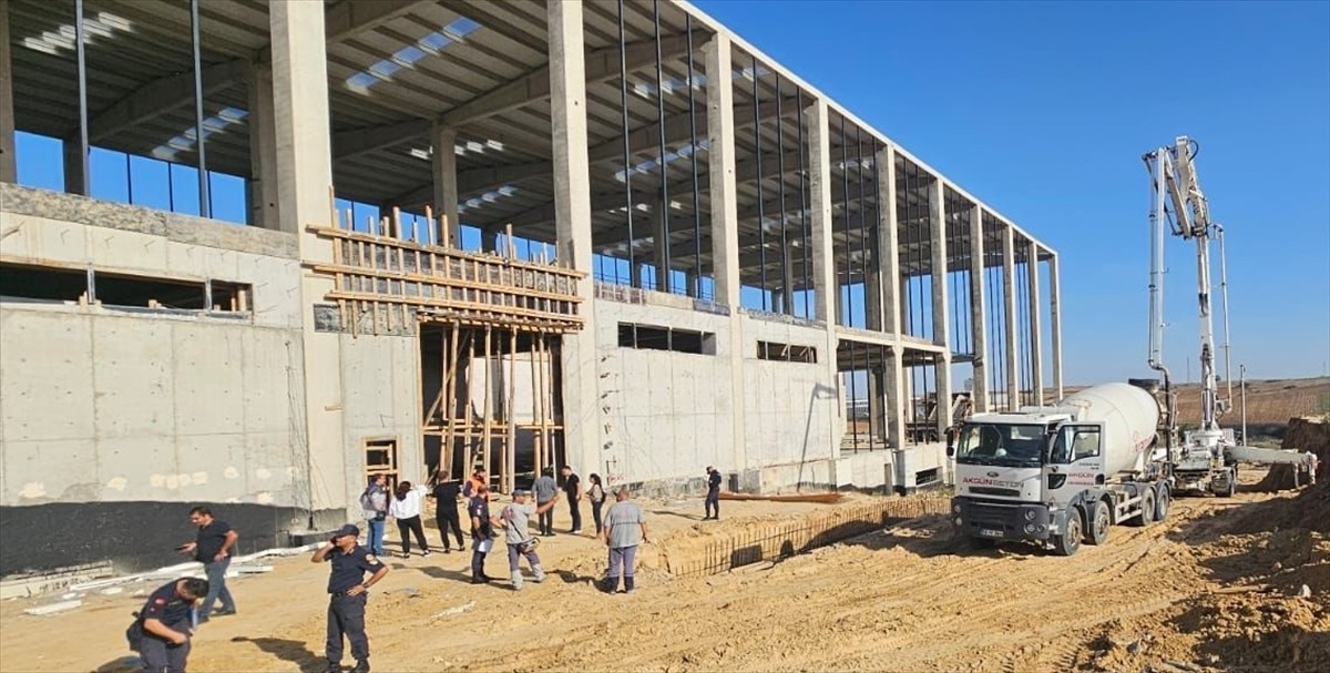 Tekirdağ'ın Ergene ilçesinde inşaat halindeki bir kimya fabrikasının ara katında meydana gelen...