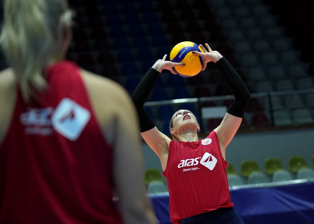 Vodafone Sultanlar Ligi'nde ilk kez mücadele edecek İzmir takımı Aras Kargo, TVF Atatürk Voleybol...