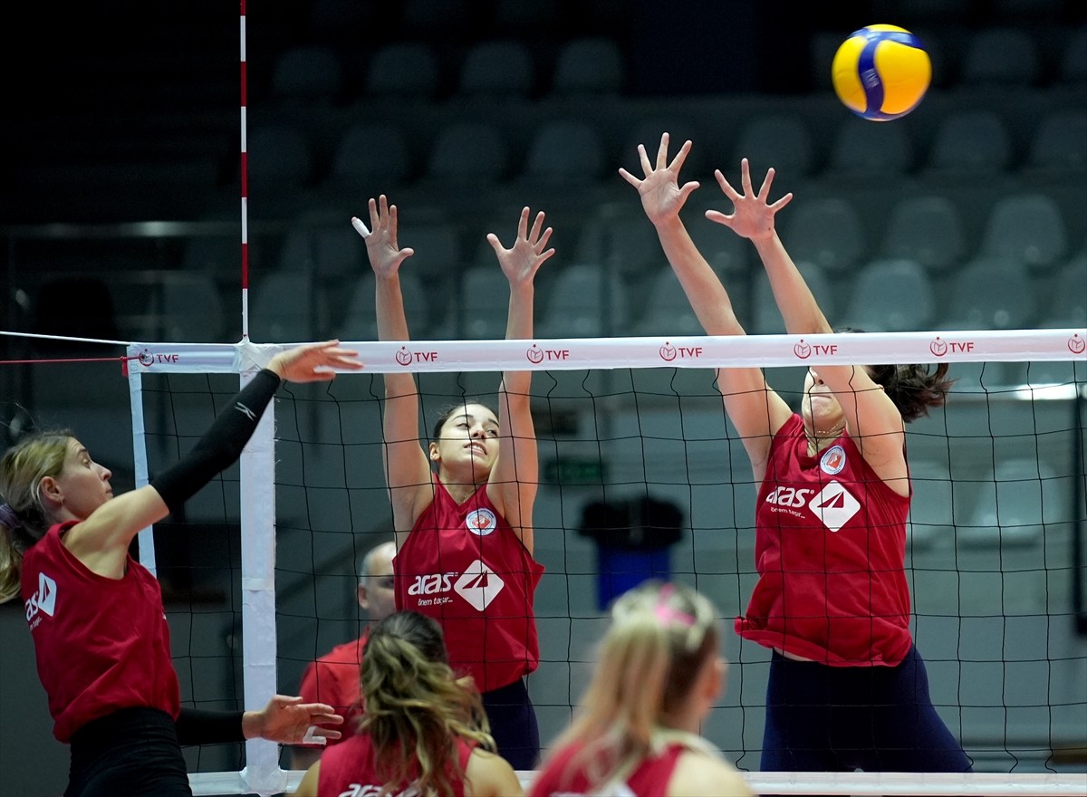 Vodafone Sultanlar Ligi'nde ilk kez mücadele edecek İzmir takımı Aras Kargo, TVF Atatürk Voleybol...