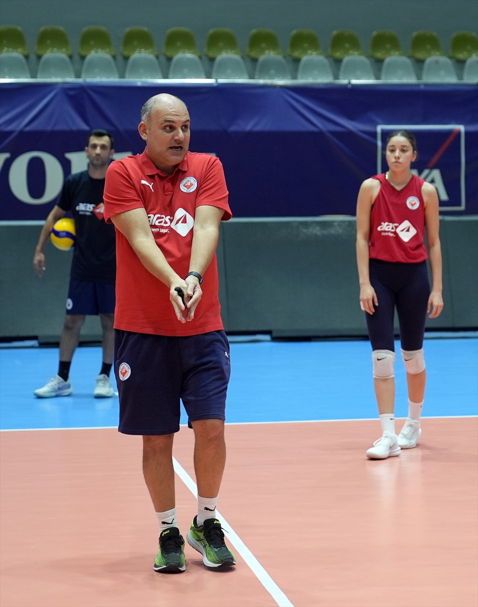 Vodafone Sultanlar Ligi'nde ilk kez mücadele edecek İzmir takımı Aras Kargo, TVF Atatürk Voleybol...