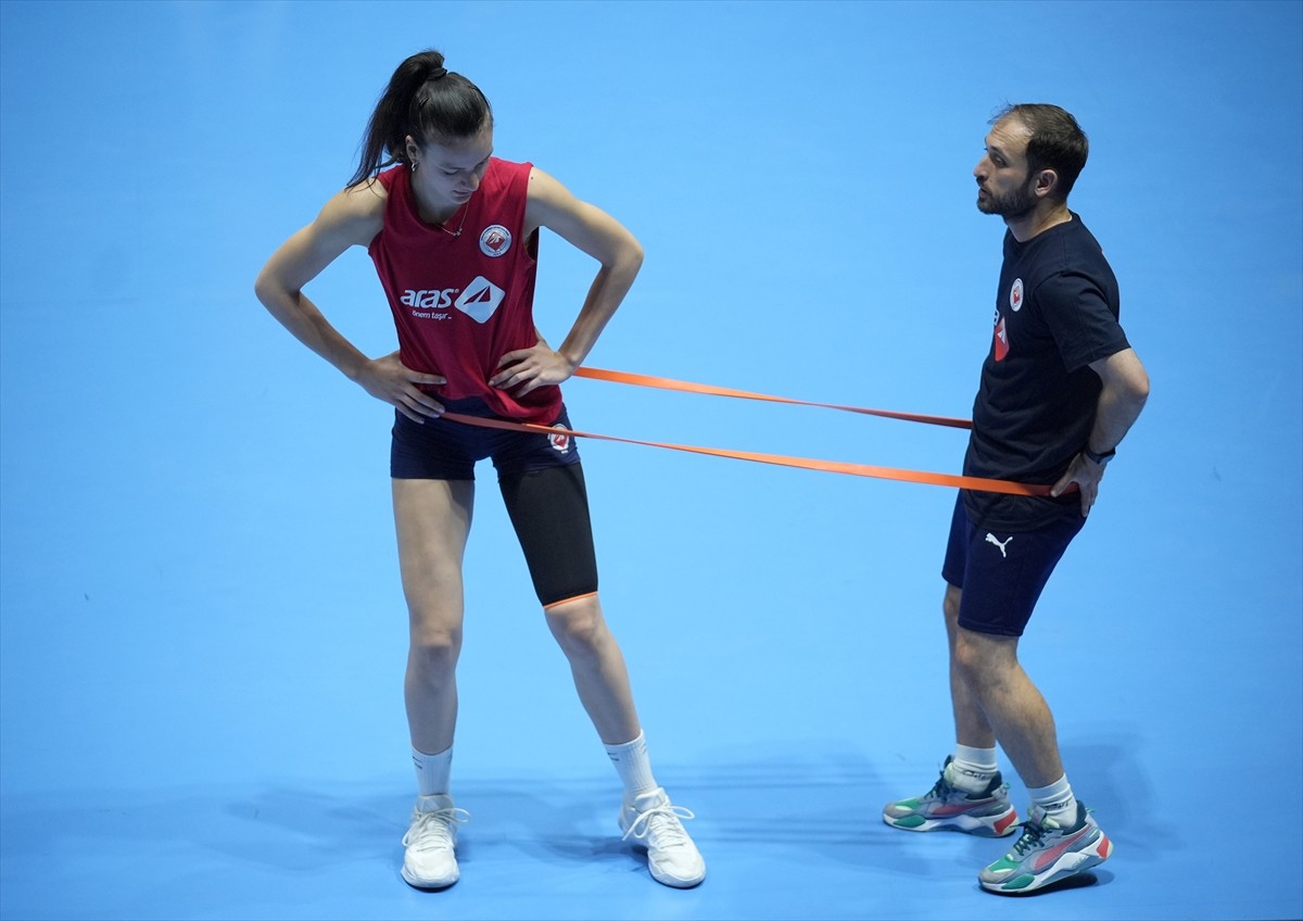 Vodafone Sultanlar Ligi'nde ilk kez mücadele edecek İzmir takımı Aras Kargo, TVF Atatürk Voleybol...