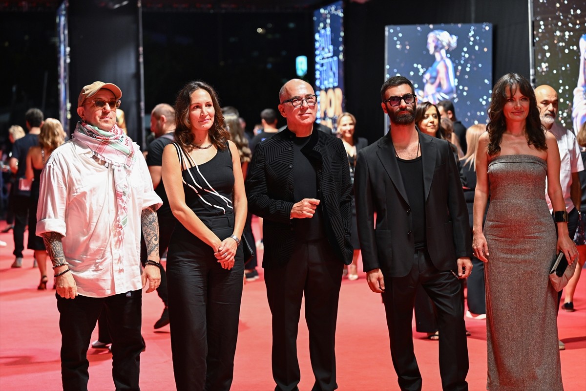 61. Uluslararası Antalya Altın Portakal Film Festivali'nin açılış töreni, kırmızı halı geçişiyle...