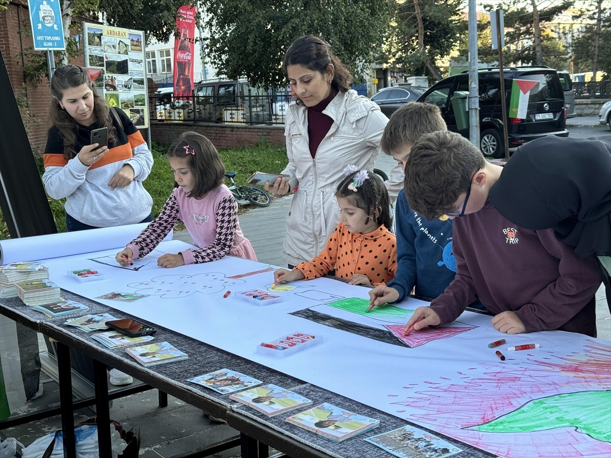 Ardahan'da, İHH İnsani Yardım Derneği tarafından Milli Egemenlik Parkı'nda, İsrail'in Gazze'ye...