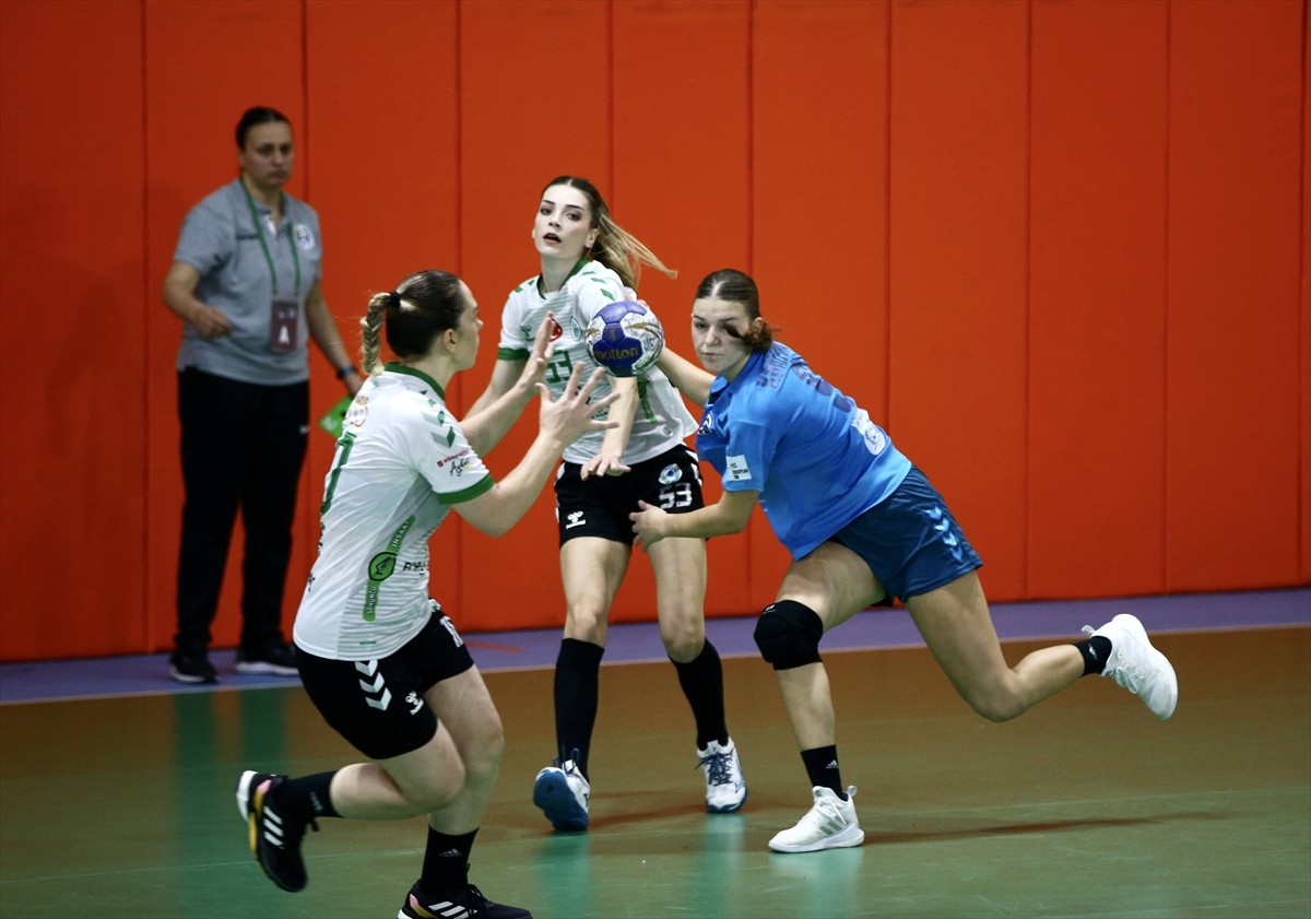 Avrupa Hentbol Federasyonu (EHF) Kadınlar Avrupa Kupası 2. tur ilk maçında Görele Belediyespor ile...