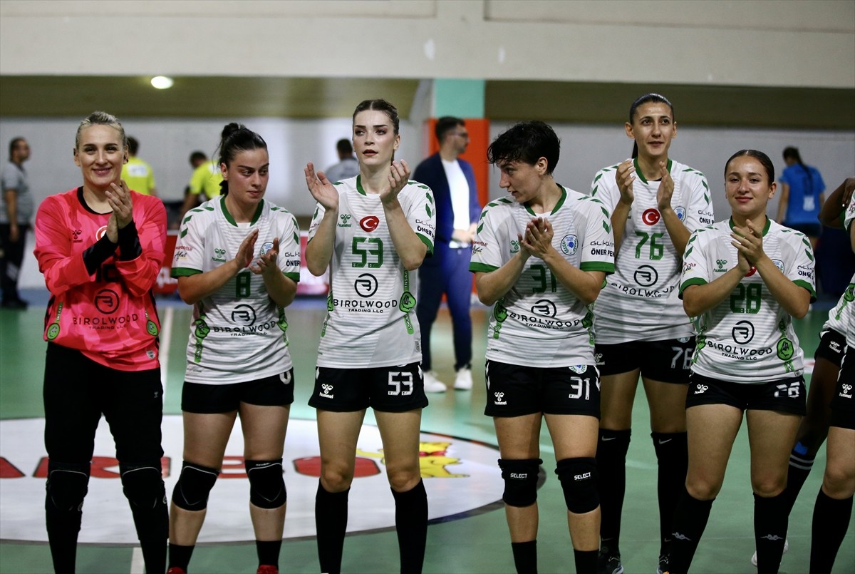 Avrupa Hentbol Federasyonu (EHF) Kadınlar Avrupa Kupası 2. tur ilk maçında Görele Belediyespor ile...