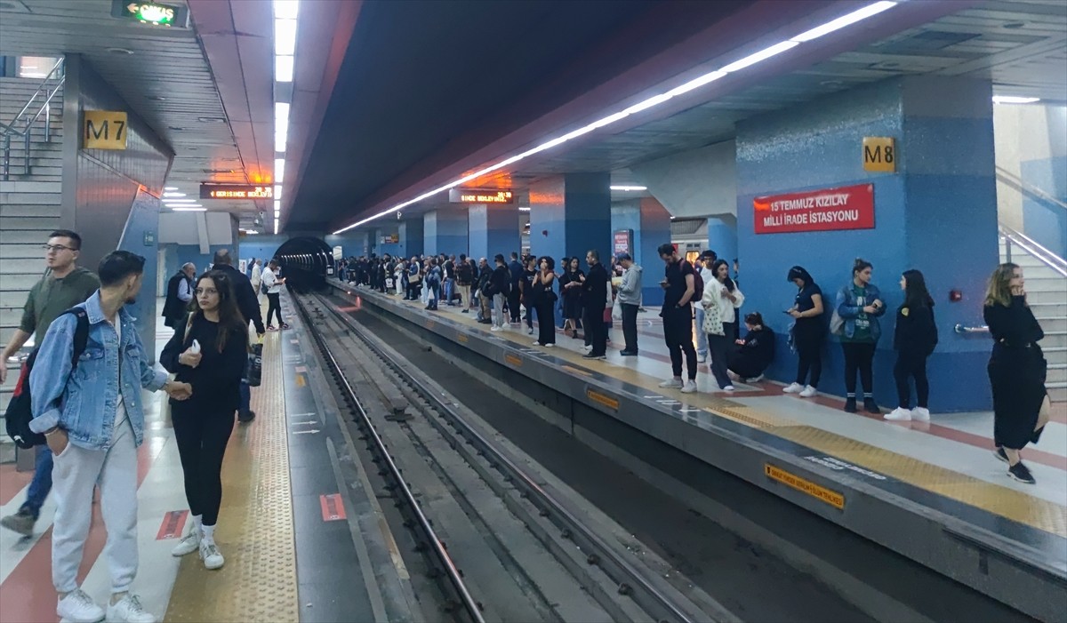 Başkentte, metro hattının arıza yapması nedeniyle seferlerde aksama yaşandı. 