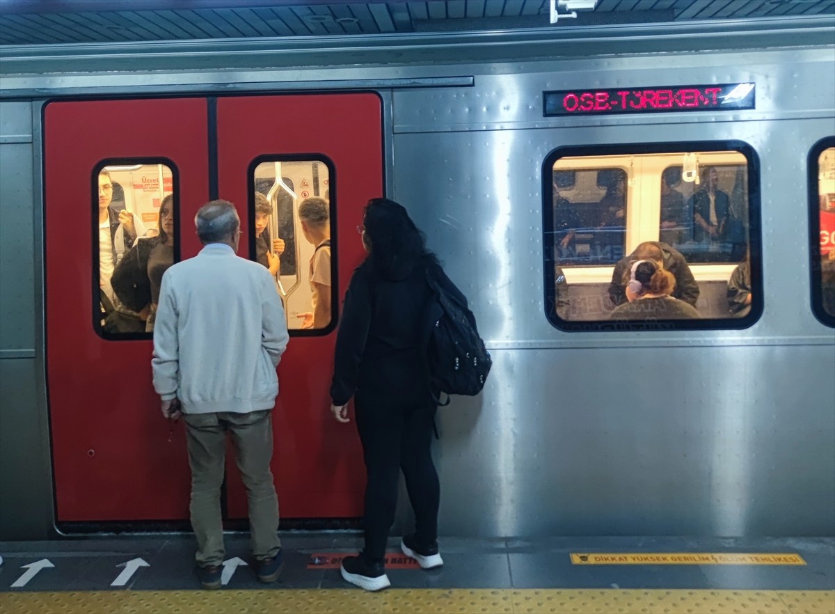 Başkentte, metro hattının arıza yapması nedeniyle seferlerde aksama yaşandı. 