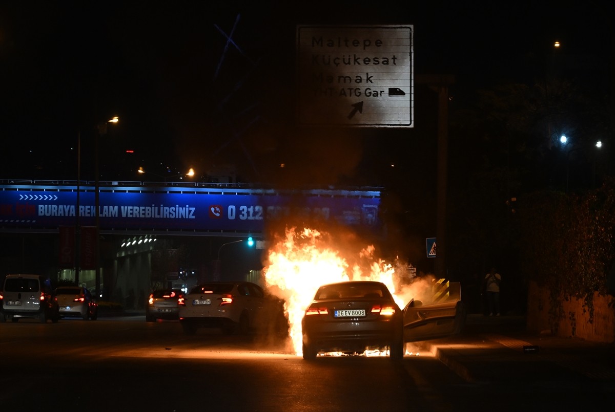 Başkentte seyir halindeki otomobilin motor kısmında çıkan yangın, itfaiye ekiplerince...