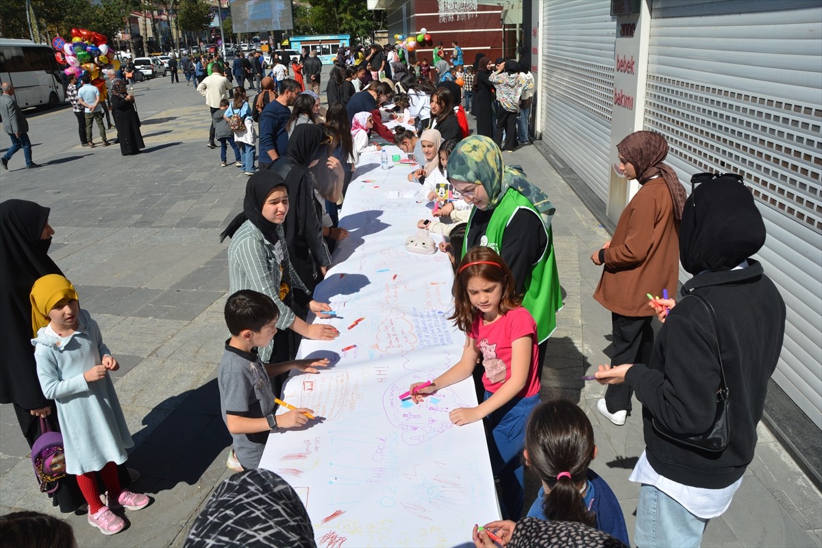 Bitlis'te bir araya gelen çocuklar, İsrail'in saldırıları altındaki Filistin'e destek amacıyla...