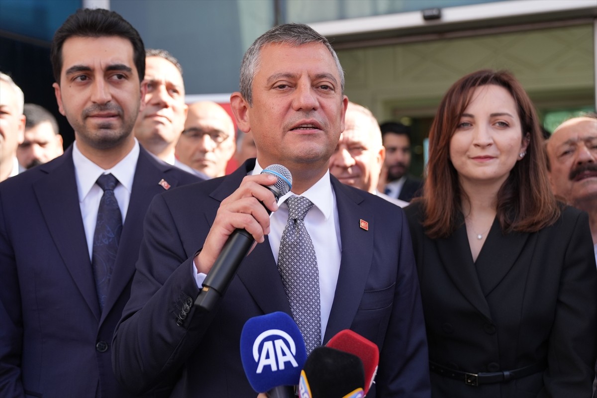 CHP Genel Başkanı Özgür Özel (ortada), İstanbul'daki temaslarında Bakırköy Belediyesini ziyaret...