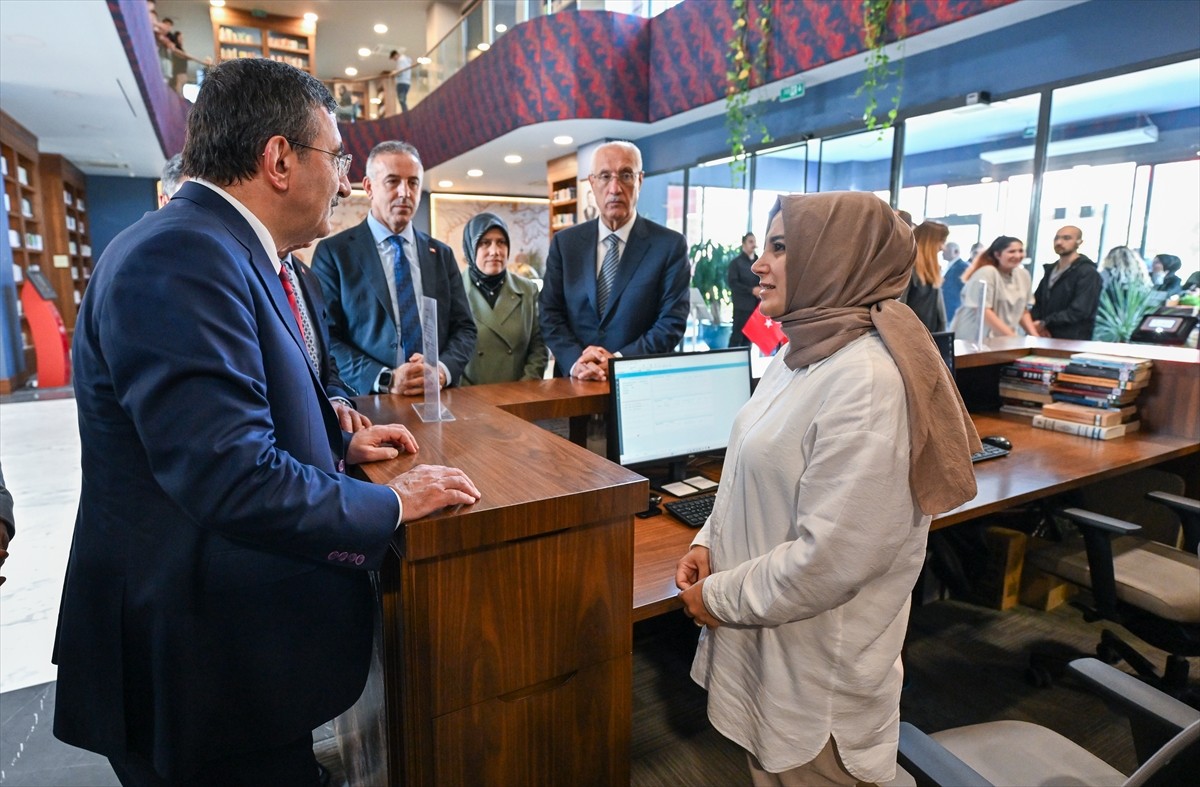 Cumhurbaşkanı Yardımcısı Cevdet Yılmaz, İstanbul'da Fazlı Aydın Millet Kütüphanesi'ni ziyaret...