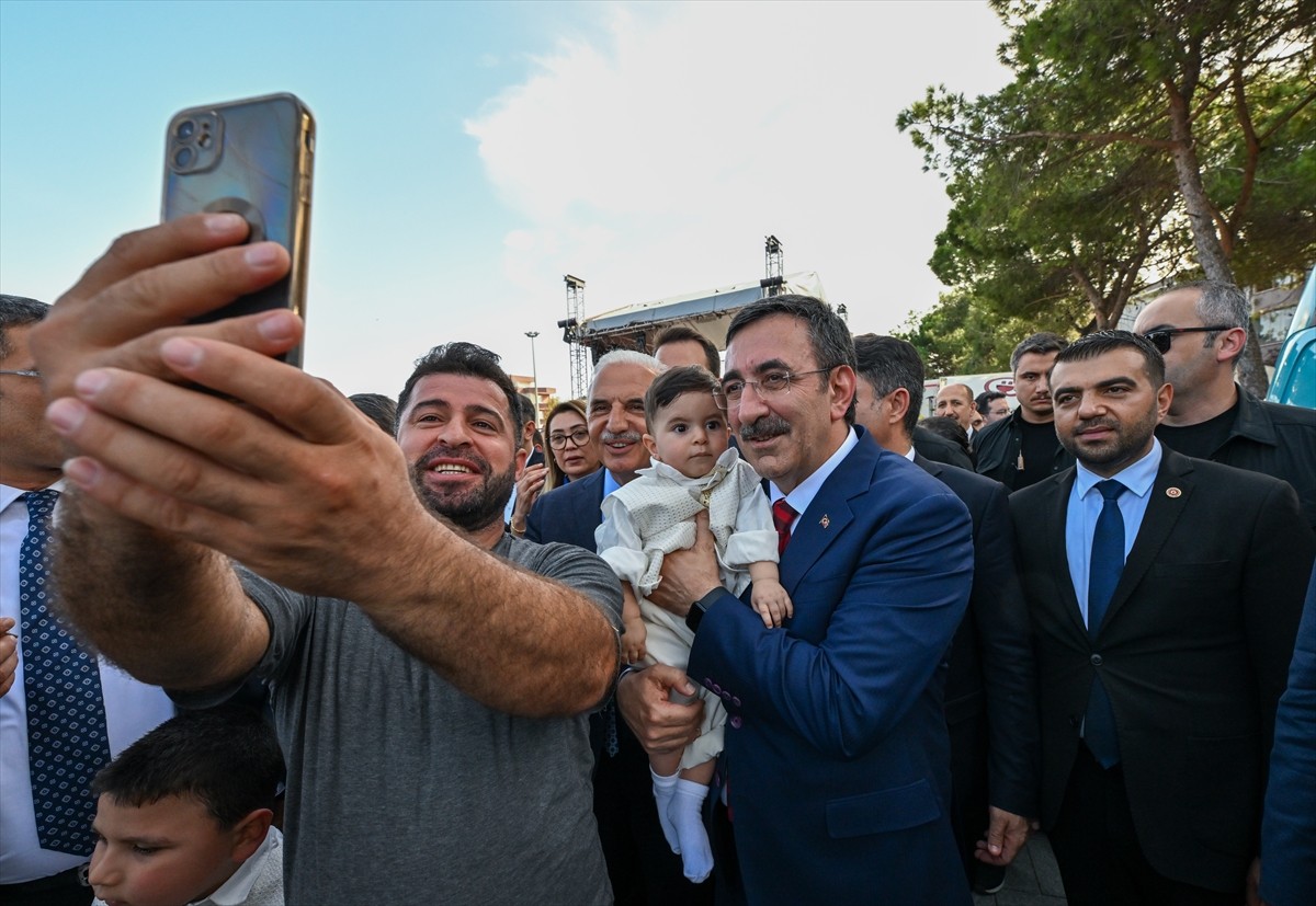 Cumhurbaşkanı Yardımcısı Cevdet Yılmaz, İstanbul'da Fazlı Aydın Millet Kütüphanesi'ni ziyaret...