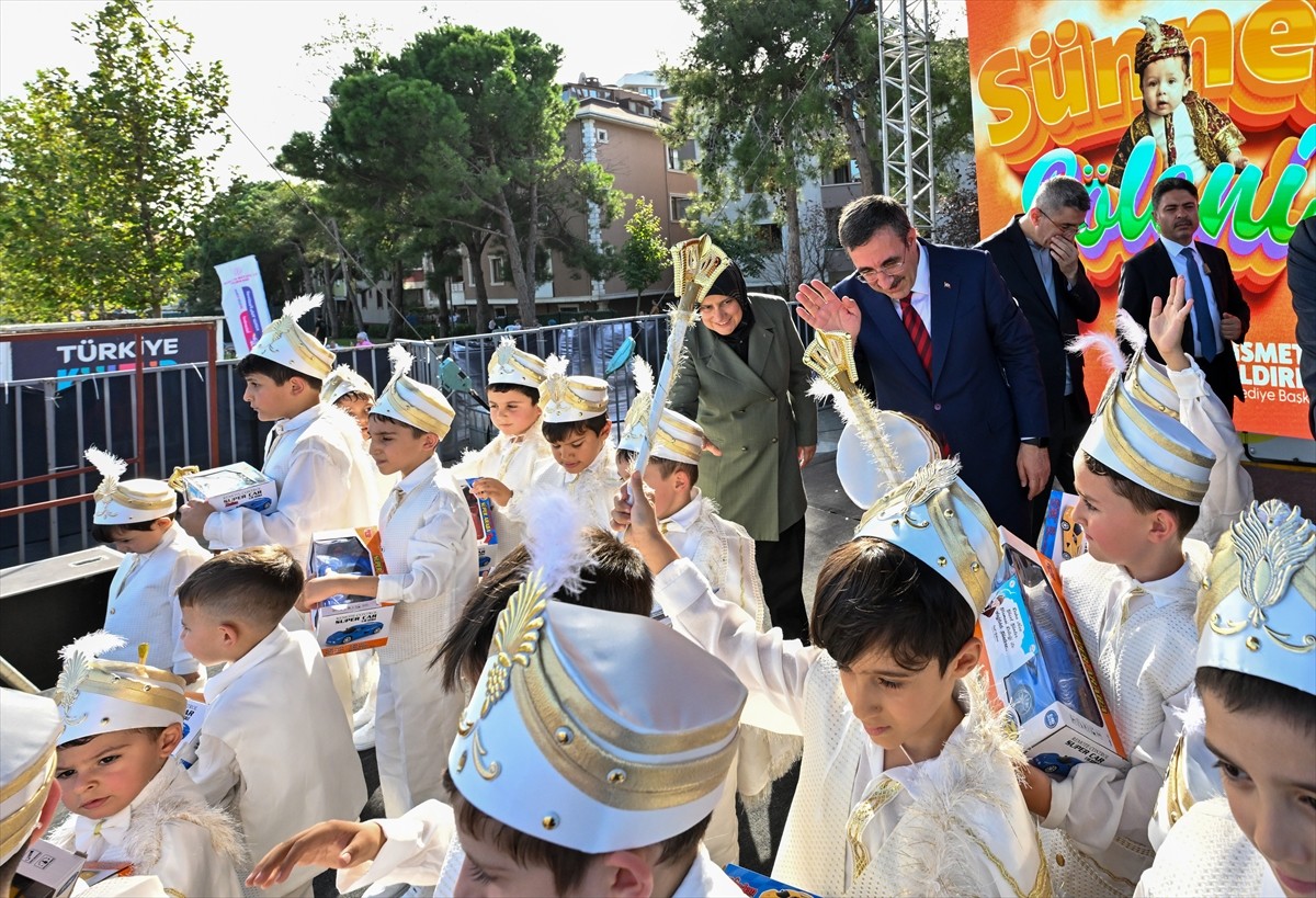 Cumhurbaşkanı Yardımcısı Cevdet Yılmaz, İstanbul'da Fazlı Aydın Millet Kütüphanesi'ni ziyaret...