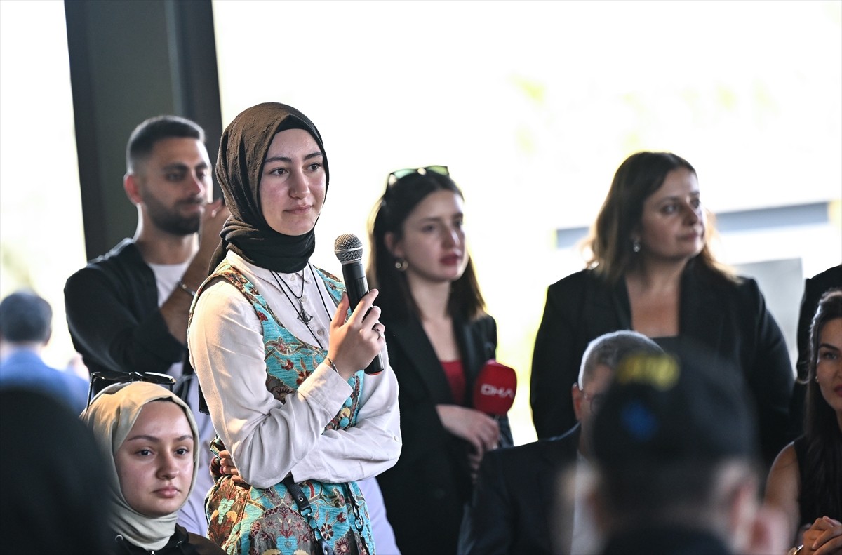 Cumhurbaşkanı Yardımcısı Cevdet Yılmaz (ortada), İstanbul'da Ümraniye Belediyesi bahçesindeki...