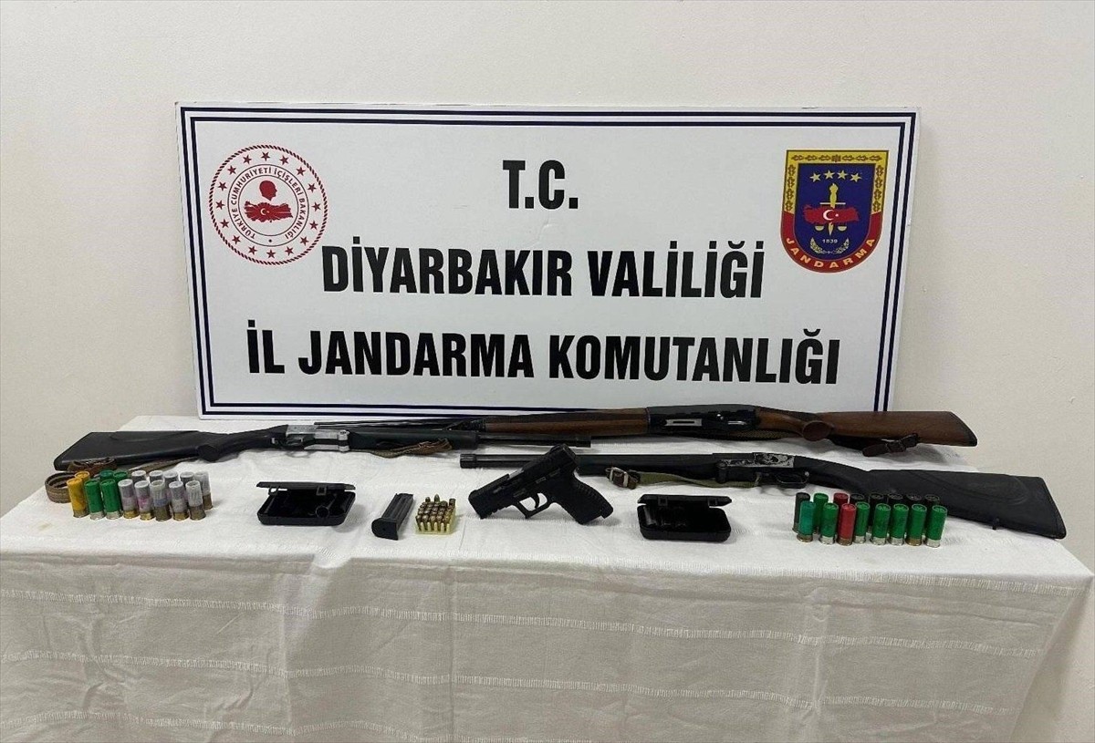 Diyarbakır'ın Lice ilçesinde 2 kişinin yaşamını yitirdiği olaya ilişkin gözaltına alınan şüpheli...