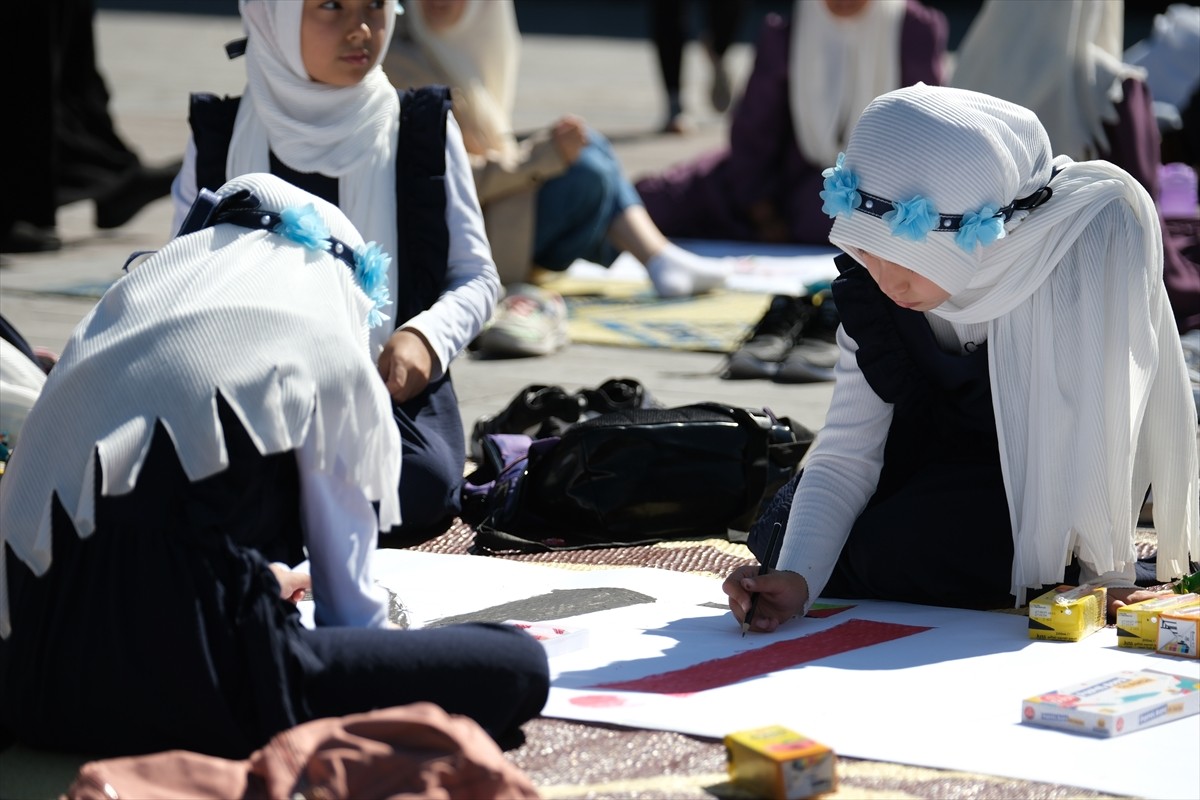 Erzincan'da da İHH gönüllüleri, vatandaşlarla etkinlik düzenlendi. Cumhuriyet Caddesi'nde toplanan...