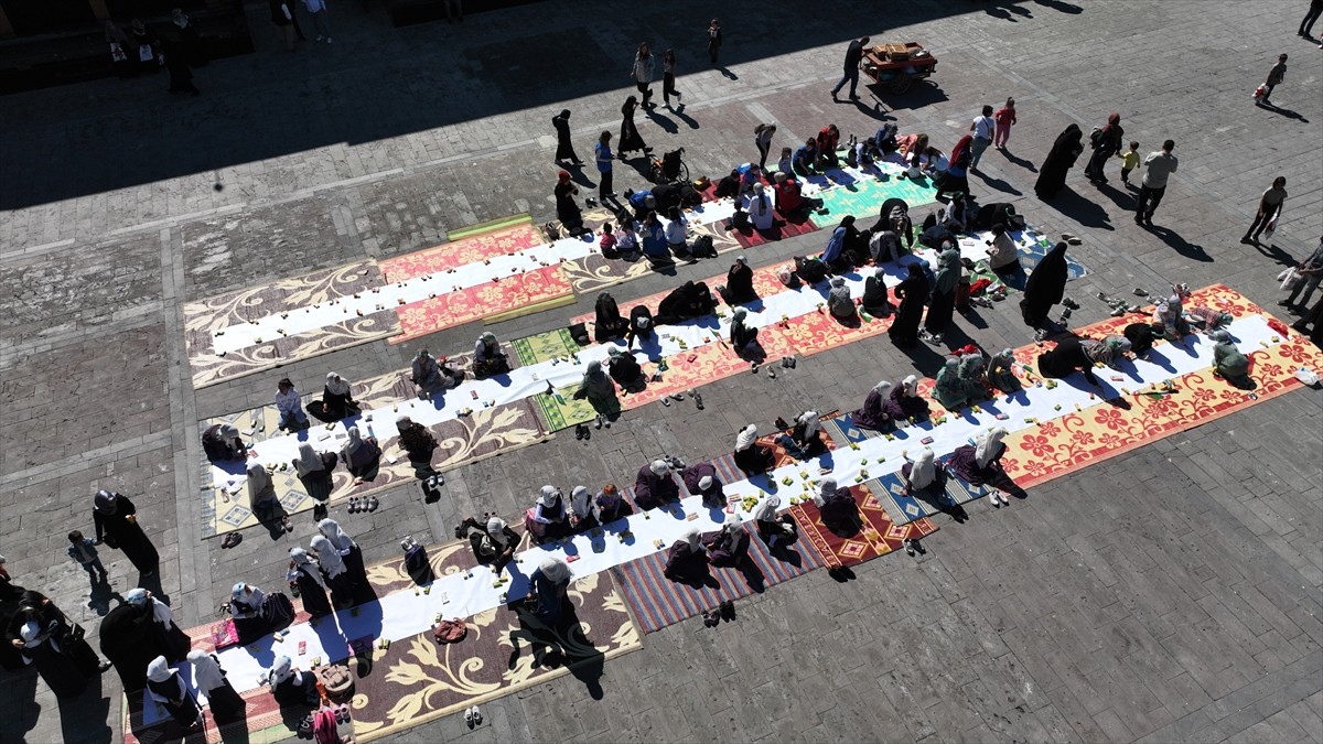 Erzincan'da da İHH gönüllüleri, vatandaşlarla etkinlik düzenlendi. Cumhuriyet Caddesi'nde toplanan...