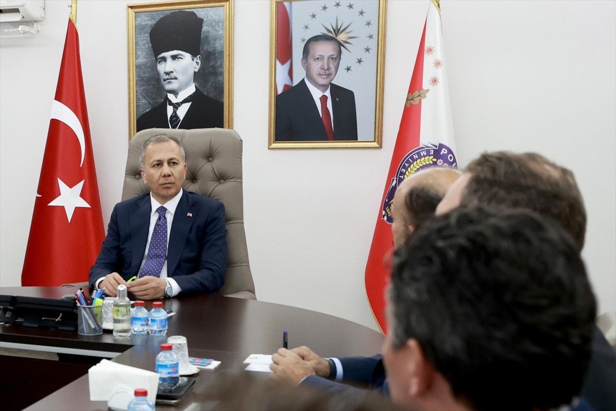 İçişleri Bakanı Ali Yerlikaya, sosyal medya hesabından "Türkiye'nin huzuru" etiketiyle yaptığı...