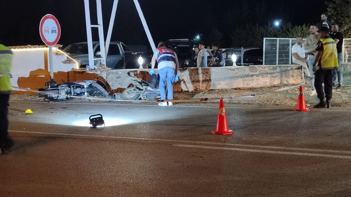 İzmir’in Ödemiş ilçesinde iki motosikletin çarpışması sonucu 2 kişi yaralandı.