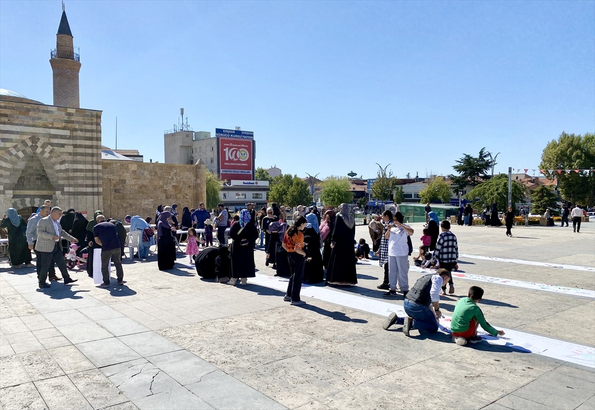 Kırşehir'de çocuklar, "Filistin İçin Sen de Çiz" etkinliğinde İsrail'i protesto etti. Kırşehir...