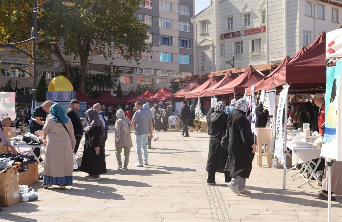 Kütahya'da, Gazze halkına yardım amacıyla kurulan "Hayır Çarşısı"nda, bazı sivil toplum...