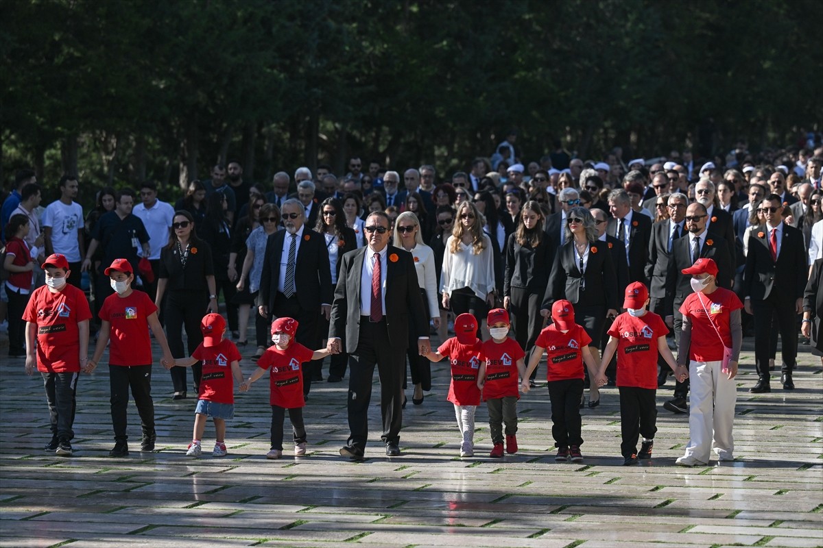 Lösemili Çocuklar Sağlık ve Eğitim Vakfı (LÖSEV) üyeleri ile lösemi ve kanser tedavisi gören...