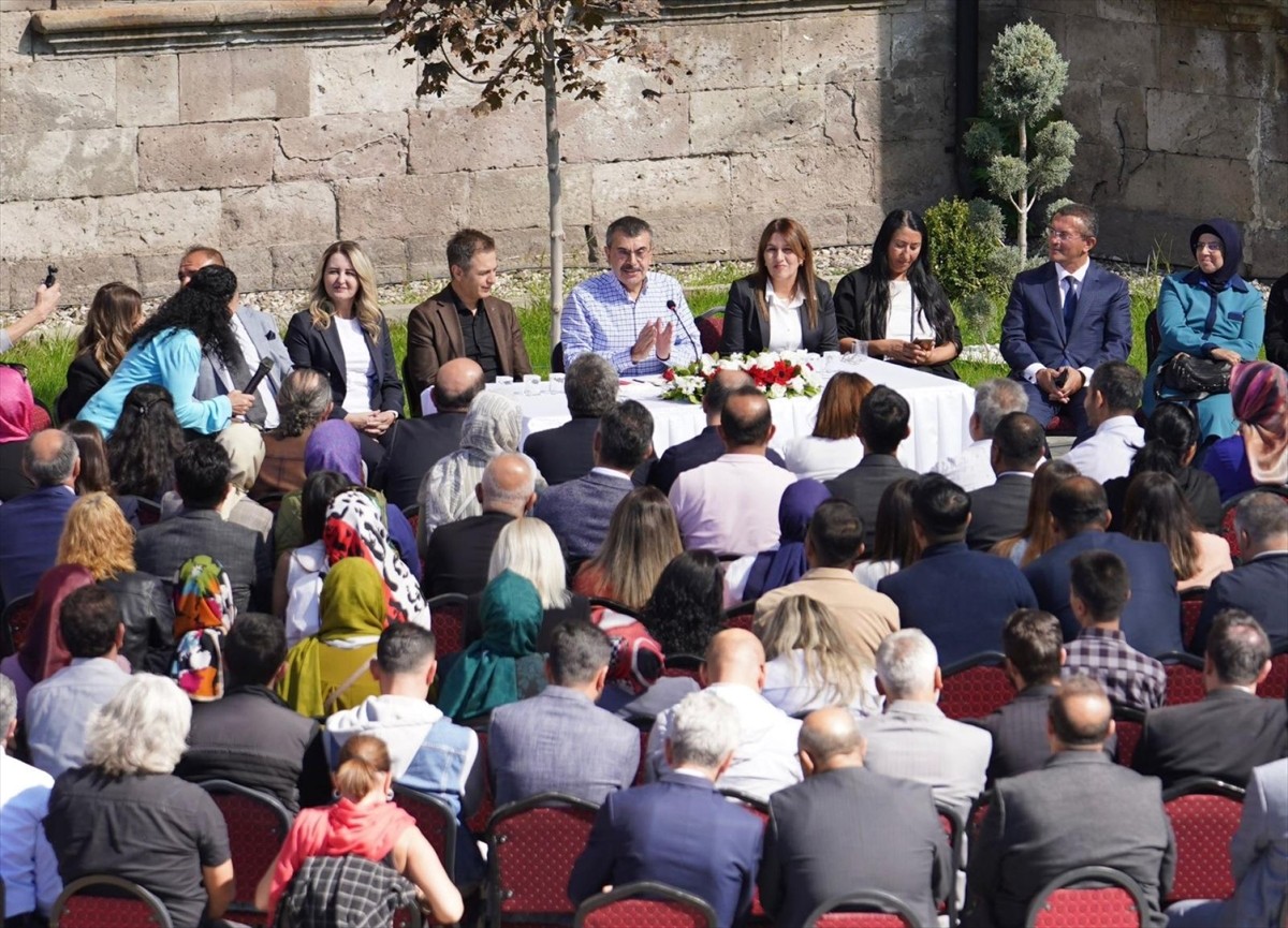 Milli Eğitim Bakanı Yusuf Tekin, Kayseri'de Tarihi Kayseri Lisesi'nde "Öğretmenler Odası"...